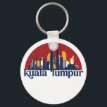 Llavero Kuala Lumpur Malaysia Retro City Skyline<br><div class="desc">Diseño de ciudad de estilo vintage y retro con un hermoso paisaje, atracción turística y arte de paisajes urbanos. rascacielos Guay y artículos de ilustracion de silueta de construcción para turistas y viajeros. Perfecto como recuerdo para volver a casa cuando viaja por el mundo. Guarde la memoria de sus viajes...</div>