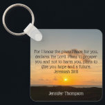 Llavero La Biblia inspiradora contra Jeremiah 29:11 Amanec<br><div class="desc">Porque conozco los planes que tengo para ti, declara el Señor. Planes para prosperar y no dañarte, planes para darte esperanza y un futuro. Jeremiah 29:11 verso de la biblia en un hermoso regalo de fotografía del amanecer del océano con tu nombre personalizado. Esta cadena de palabras inspiradoras de la...</div>