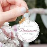 Llavero La dama de honor elegante regalo de novia Rosa dur<br><div class="desc">Estas cadenas están diseñadas para dar como favores a las damas de honor en tu fiesta de bodas. Presentan un diseño sencillo pero elegante con un fondo blanco, un rosa polvoriento o un texto malva rosa y gris, y un Relieve metalizado falso plateado con un borde floral. ¡Una forma perfecta...</div>