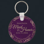 Llavero La doncella de Boda de honor Plum púrpura y oro<br><div class="desc">Estas cadenas están diseñadas para dar como favores a la doncella de honor en su fiesta de bodas. Presentan un diseño sencillo y elegante con un fondo de color violeta de ciruela, un texto dorado y un florido Relieve metalizado de imitación dorado. El texto dice "Mujer de honor" con espacio...</div>