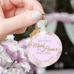 Llavero La doncella de honor Boda le regala a Lilac<br><div class="desc">Estas cadenas están diseñadas para dar como favores a la doncella de honor en su fiesta de bodas. Presentan un diseño sencillo y elegante con un fondo de color lila pálido violeta, un texto dorado y un florido Relieve metalizado de imitación dorada de encía. El texto dice "Mujer de honor"...</div>