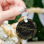 Llavero La empleada de honor Boda obsequia a los adornos d<br><div class="desc">Estas cadenas están diseñadas para dar como favores a la doncella de honor en su fiesta de bodas. Presentan un diseño sencillo y elegante con un fondo negro clásico, un texto dorado y un Relieve metalizado floral de imitación dorada y encalado. El texto dice "Mujer de honor" con espacio para...</div>