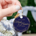 Llavero La empleada de honor Boda regala a la marina azul<br><div class="desc">Estas cadenas están diseñadas para dar como favores a la doncella de honor en su fiesta de bodas. Presentan un diseño sencillo y elegante con un fondo azul marino, un texto dorado y un Relieve metalizado dorado con un borde de encaje floral. ¡Una forma perfecta de agradecer a su doncella...</div>