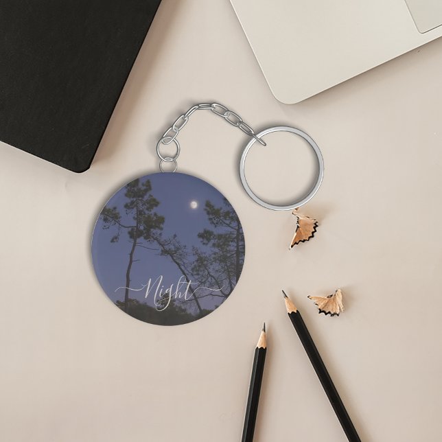 Llavero La luna de noche en una cadena de claves del bosqu (The moon at night in a forest keychain
)