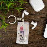 Llavero La mejor tipografía del día del padre<br><div class="desc">La tipografía del Día del Padre en la cadena de fotos completas. El diseño tiene una tipografía moderna en colores negros. Personaliza con tus nombres y agrega tu foto. Gran regalo para un padre o un abuelo por el Día del Padre,  cumpleaños o Navidades.</div>