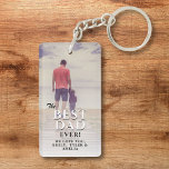 Llavero La mejor tipografía del día del padre<br><div class="desc">La tipografía del Día del Padre en la cadena de fotos completas. El diseño tiene una tipografía moderna en colores blanco y negro. Personaliza con tus nombres y agrega tu foto. Gran regalo para un padre o un abuelo por el Día del Padre,  cumpleaños o Navidades.</div>