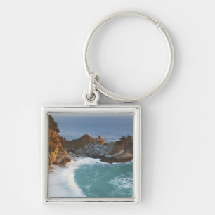 Llavero La pintoresca McWay Falls cae en la playa y 2