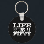 Llavero La vida comienza con la cadena de claves 50 Funny<br><div class="desc">La vida comienza con la cadena de teclas de botón 50 graciosos cumpleaños. Cadena de claves de citas divertidas para hombres y mujeres de cincuenta años. Cambiar la edad en consecuencia. Diseño de tipografía vintage con edad personalizado. Añade tu propio número de personalizado. Guay sorpresa Idea de regalo de cumpleaños...</div>