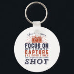 Llavero La Vida Es Como Una Cita De Fotógrafo De Cámara<br><div class="desc">La vida es como una cámara. Centrarse en lo importante. Captura los buenos tiempos. Diseño de citas inspiradoras y motivacionales para fotógrafos. Guay dice y mercadería de tipografía de eslogan para los que les gusta tomar fotos, miembro del club de fotografía. Diseño vintage y angustiado para fotógrafos aficionados o profesionales...</div>