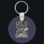 Llavero La vida es mejor con la pizza y el videojuego<br><div class="desc">La vida es mejor con pizza y juegos. Diseño divertido y humorístico para jugadores, aficionados al juego y nerds. Esta mercadería genial e impresionante es genial para los que les gusta jugar a videojuegos y comer pizza. Perfecto para celebrar el Día Nacional de los Videojuegos mientras se come pizza en...</div>