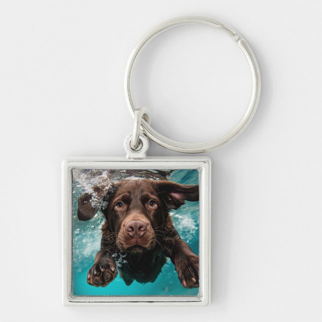 Llavero Labrador Chocolate Juguetón Nadando Bajo el Agua (Frente)