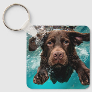 Llavero Labrador Chocolate Juguetón Nadando Bajo el Agua
