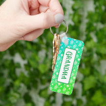 Las hojas blancas en la cadena de claves verde