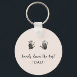 Llavero Las huellas de los personalizados mejor papá<br><div class="desc">Una cadena de llaves para el mejor papá. Para agregar huellas, tome una foto de las huellas de su hijo y cargue la foto en su computadora. Utilice un quitador de fondo como el sitio web remove.bg o canva para eliminar el fondo. Sube tu foto a Zazzle. Por favor, envíeme...</div>