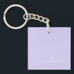 Llavero Lavender Purple Modern Script Girly Monograma Nomb<br><div class="desc">Cadena de claves de nombres de monograma de escritura simple morada de lavanda. Esto hace que el dulce perfecto cumpleaños 16,  boda,  ducha de novia,  aniversario,  ducha de bebé o fiesta de soltera sea regalo para alguien que ama el lujo glam y los estilos de moda.</div>
