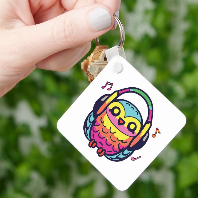 Llavero Lechuza feliz con audífonos escuchando música. (Happy Owl with headphones listening to music. Keychain)