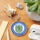 Llavero León de Judá Emblema Jerusalén Hebreo<br><div class="desc">Gran cadena de teclas metalizado premium redondeada con una imagen de un León azul y amarillo del emblema Judah y amplios bordes dobles azules recortados en azul claro sobre blanco. Vea la cadena de teclas cuadradas de doble cara, botón cuadrado, encanto cuadrado, collar redondo y reloj de muñeca. Vea toda...</div>