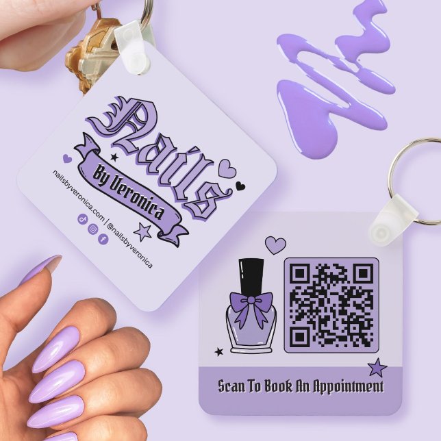 Llavero Letras góticas moradas Código Qr Tech de uñas  (Purple Gothic Lettering Qr Code Nail Tech Keychain)