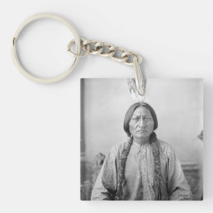 Llavero Líder de Dakota sentando a los indios nativos esta