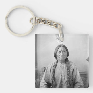 Llavero Líder lakota sacudiendo a indígenas norteamericano