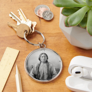 Llavero Líder lakota sacudiendo a indígenas norteamericano