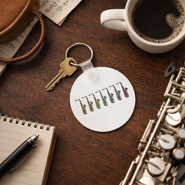 Llavero Línea de Saxofón Tenor Arcoíris (A keychain with a rainbow lineup of tenor saxophones.)