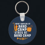 Llavero Lo Que Pasa En El Campamento De Bandas Se Queda En<br><div class="desc">Divertido diseño de bandas de música para los que tocan saxofón, trompeta o tambor en una banda, orquesta o actuación musical. Mercadería de música de banda retro vintage de Guay para banda geek, nerd de banda o campamento de banda. Perfecto para el ensayo de bandas de marcha y la práctica...</div>