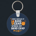 Llavero Lo Que Pasa En El Campamento De Bandas Se Queda En<br><div class="desc">Divertido diseño de bandas de música para los que tocan saxofón, trompeta o tambor en una banda, orquesta o actuación musical. Mercadería de música de banda retro vintage de Guay para banda geek, nerd de banda o campamento de banda. Perfecto para el ensayo de bandas de marcha y la práctica...</div>