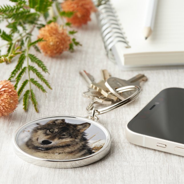 Llavero Lobo gris o lobo de madera que pone en la nieve (Lado)