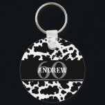 Llavero Locales de vacas personalizadas imprimen a vacuno<br><div class="desc">Diseño personalizado clásico y moderno de piel de vaca blanca y negra textura diseño fiesta de cumpleaños personalizado año y regalo de nombre. Huella animal de manchas de vacas</div>