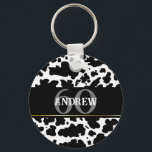 Llavero Locales de vacas personalizadas imprimen a vacuno<br><div class="desc">Diseño personalizado clásico y moderno de piel de vaca blanca y negra textura diseño fiesta de cumpleaños personalizado año y regalo de nombre. Huella animal de manchas de vacas</div>