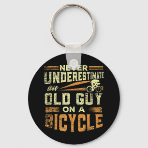 Llavero Los hombres nunca subestiman a un viejo en una mot