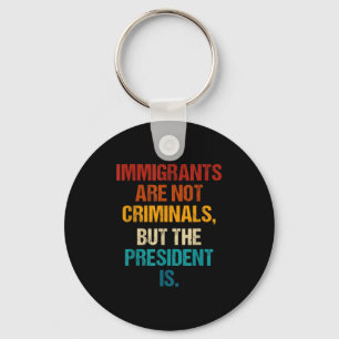 Llavero Los inmigrantes divertidos no son criminales sino