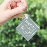 Llavero Los Marcadores Son Para Quitters Personalizados Bo<br><div class="desc">Este bonito diseño de nerds para los amantes de los libros, las lombrices, los autores, los escritores, los amigos del club de lectura o los ávidos lectores presenta la graciosa cita "Los marcadores son para los quitters" con dos pequeños ilustraciones de libros sobre un polvoriento fondo verde sabio. Personalice con...</div>
