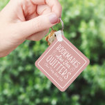 Llavero Los Marcadores Son Para Quitters Personalizados Bo<br><div class="desc">Este bonito diseño de nerds para los amantes de los libros, las lombrices, los autores, los escritores, los amigos de los clubs de lectura o los ávidos lectores presenta la graciosa cita "Los marcadores son para los quitters" con dos pequeños ilustraciones de libros sobre un polvoriento fondo rosa rosa. Personalice...</div>