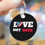 Llavero Love Not Hate Bold Type USA Flag Heart Black<br><div class="desc">"Amor no odio". Estar orgullosos y hacer que el mundo sepa lo bueno que es este país y puede ser con este imán meditado, impactante, gráfico, patriótico, parachoque. Un corazón lleno de rayas rústicas, vintage, audaces, rojas, blancas y azules de madera y estrellas de la bandera estadounidense, además de una...</div>