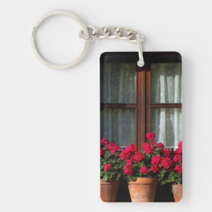 Llavero Macetas de flores en la ventana en el pueblo