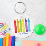 Llavero Maestra Cute Crayon Elemental Personalizada<br><div class="desc">Una hermosa Semana de Apreciación Maestra o regalo de fin de año para un kindergartner para darle a su profesor de primaria. Personalizado hecho con un nombre bajo el adorable arcoiris de los cañones. Un adorable keychain para un profesor de preescolar.</div>