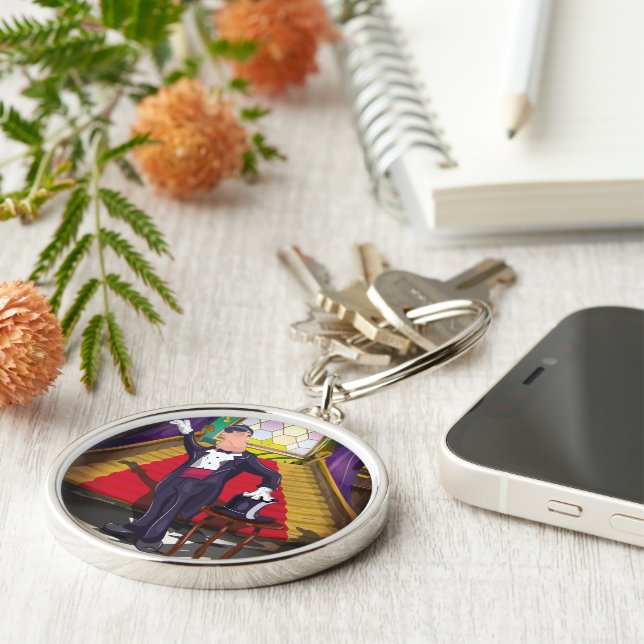 Llavero Magia interpretando truco de magia en el escenario (Lado)