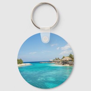 Llavero Magnífica playa tropical azul con cabañas de paja