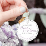 Llavero Maid of Honor Boda Gift Lavender Purple & Grey<br><div class="desc">Estas cadenas están diseñadas para dar como favores a la doncella de honor en su fiesta de bodas. Diseñadas para coordinar con nuestra suite de bodas Purple & Grey Elegant, cuentan con un diseño sencillo y elegante con fondo blanco, texto de lavanda y gris, y un Relieve metalizado floral plateado....</div>