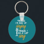 Llavero Mal canto de divertida cantante de karaoke<br><div class="desc">Soy Malo Cantando Amor A Cantar. Diseño divertido para los que les gusta cantar en el escenario, en la ducha, coro o musical, vocalista líder en la banda musical. Mercadería humorística de Guay para músico, artista, cantautor y miembro de banda de rock. Perfecto para karaoke y audiciones. Regalo de grandes...</div>