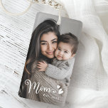 Llavero Mamá del año pasado, fotos superpuestas de corazon<br><div class="desc">Keychain presenta la foto de tu personalizado y el texto "Mamá" en una tipografía adorable de escritura caligráfica junto con los corazones y el año como blanco y superpuesto.</div>