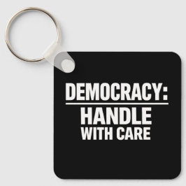 Llavero Manejar la democracia con cuidado