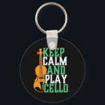 Llavero Mantén la calma y juega a Cello Funny Cellist Musi<br><div class="desc">Diseño de aficionados a la música de orquesta retro vintage para los que tocan instrumentos musicales de cuerdas en una banda de música o sinfonía. Mercadería de amante de la música clásica de Guay para violonchelistas, músicos y artistas. Perfecto para el profesor de música cello, el aficionado a la orquesta...</div>