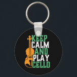 Llavero Mantén la calma y juega a Cello Funny Cellist Musi<br><div class="desc">Diseño de aficionados a la música de orquesta retro vintage para los que tocan instrumentos musicales de cuerdas en una banda de música o sinfonía. Mercadería de amante de la música clásica de Guay para violonchelistas, músicos y artistas. Perfecto para el profesor de música cello, el aficionado a la orquesta...</div>