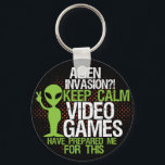 Llavero Mantener la calma Alien Invasion Funny Gamers Keyc<br><div class="desc">Una cadena de teclas de medio tono fresca y divertida para geeks y gamers. ¿Invasión extranjera? Mantengan la calma. Los videojuegos me han preparado para esto. Parece que años de juegos y lucha contra las criaturas extra-terrestres no se han desperdiciado después de todo. Un gran regalo para tus amigos nerviosos....</div>