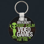 Llavero Mantener la calma Alien Invasion Funny Gamers Keyc<br><div class="desc">Una cadena de teclas de medio tono fresca y divertida para geeks y gamers. ¿Invasión extranjera? Mantengan la calma. Los videojuegos me han preparado para esto. Parece que años de juegos y lucha contra las criaturas extra-terrestres no se han desperdiciado después de todo. Un gran regalo para tus amigos nerviosos....</div>
