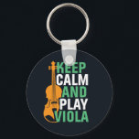 Llavero Mantener la calma y jugar al violín de la viola<br><div class="desc">Diseño de aficionados a la música de orquesta retro vintage para los que tocan instrumentos musicales de cuerdas en una banda de música o sinfonía. Mercadería de amante de la música clásica de Guay para violinistas, violinistas, músicos y artistas. Perfecto para profesores de violín, aficionados a la orquesta y para...</div>