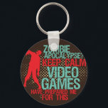 Llavero Mantener la calma Zombie Apocalypse Funny Gamers K<br><div class="desc">Una cadena de teclas de medio tono fresca y divertida para geeks y gamers. ¿Un apocalipsis zombi? Mantengan la calma. Los videojuegos me han preparado para esto. Parece que los años de juegos y de lucha contra los zombis virtuales no se han desperdiciado en absoluto. Un gran regalo para tus...</div>